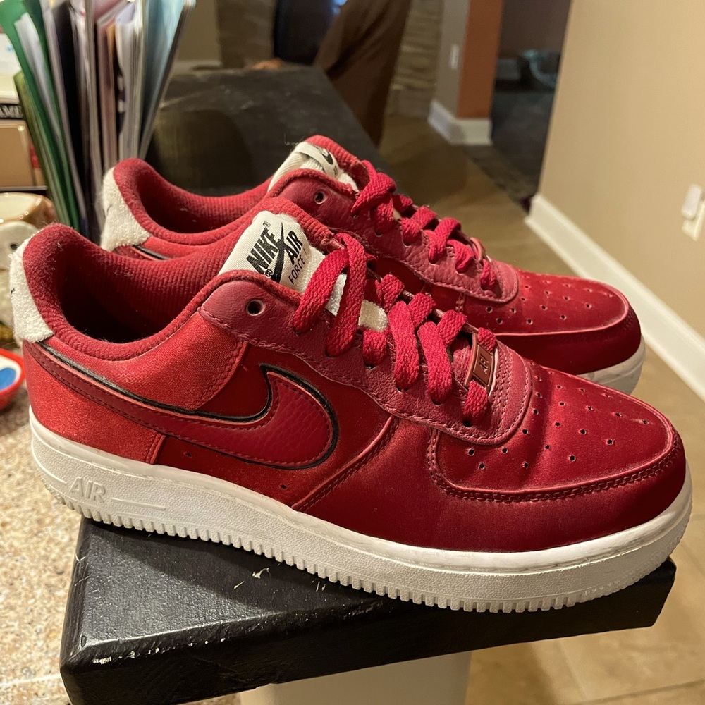 Nike Air Force 1 '07 SE Red Velvet Sneakers AA0287-602 Women’s Shoe Size 7
